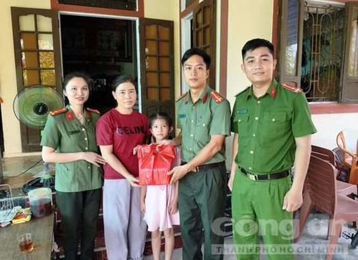 Cán bộ chiến sĩ Công an xã Vĩnh Thủy thăm, tặng quà học sinh trong chương trình “Em nuôi của Đoàn”.