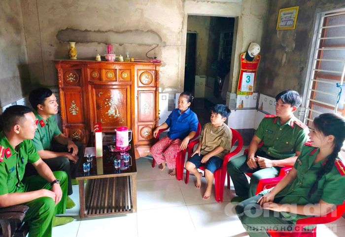 Cán bộ chiến sĩ Công an xã Vĩnh Thủy thăm, tặng quà đến học sinh trong chương trình “Em nuôi của Đoàn”.