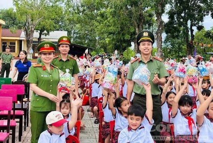 Thượng úy Thái Vĩnh Tài cùng Chi đoàn Công an xã Vĩnh Thủy tổ chức tuyên truyền, phổ biến pháp luật tại các trường học.