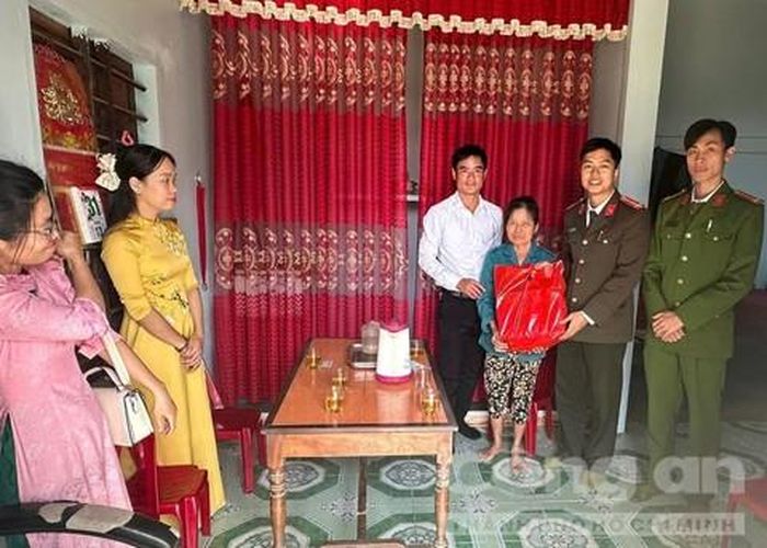 Chi đoàn Công an xã Vĩnh Thủy tổ chức thăm hỏi, tặng quà đến gia đình có hoàn cảnh khó khăn.