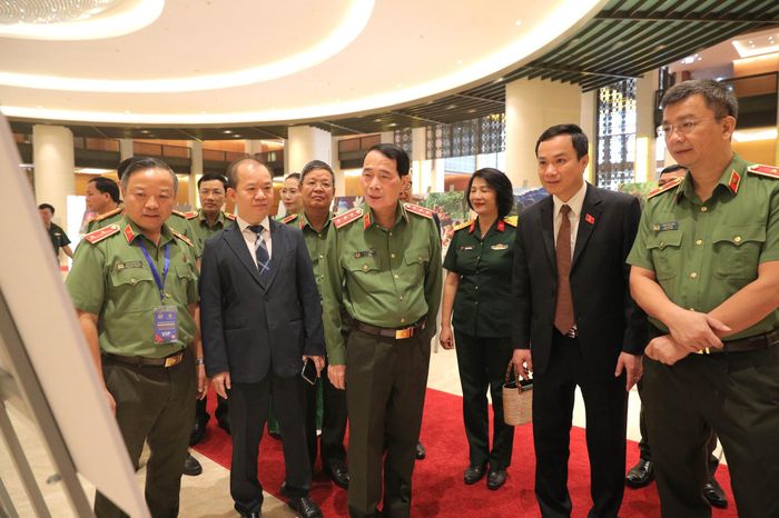 Các đại biểu tham quan triển lãm tại Hội thảo​