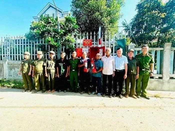 Cùng người dân tham gia công tác tập huấn phòng cháy, chữa cháy
