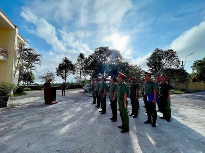 Buổi lễ chào cờ đầu tuần tại trụ sở Công an xã Đan Điền