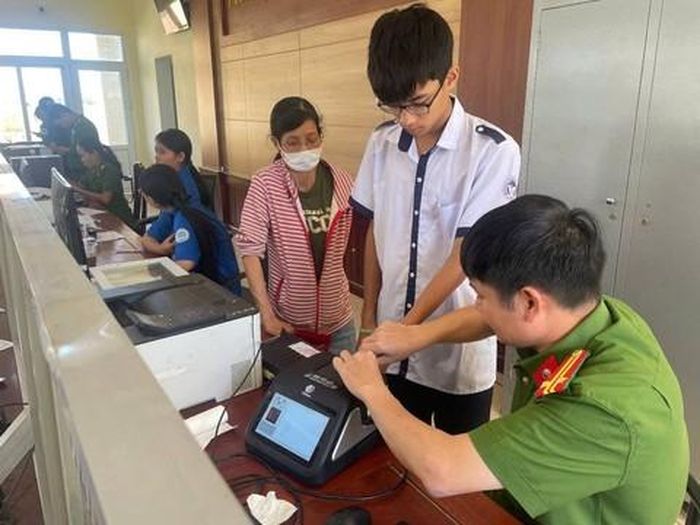 Công an xã làm căn cước cho các em học sinh