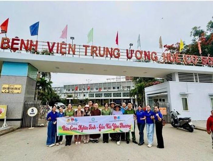 Chương trình "Bữa cơm nghĩa tình - gắn kết yêu thương" có ý nghĩa thiết thực, hỗ trợ cho gia đình các bệnh nhân có hoàn cảnh khó khăn