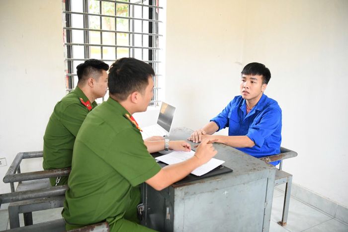 Cơ quan Công an lấy lời khai bị can Vũ Tùng Linh (SN 1993, trú tại tỉnh Phú Thọ).