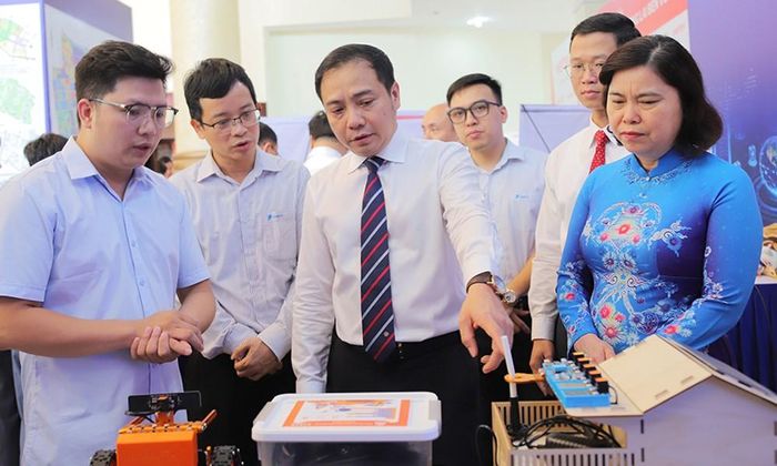 Các đồng chí lãnh đạo tham quan gian hàng cung cấp giải pháp chuyển đổi số của VNPT Bắc Ninh