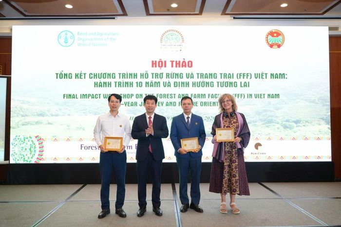 Ông Nguyễn Xuân Định trao Kỷ niệm chương Vì giai cấp Nông dân Việt Nam cho bà Sophie Grouwels. Ảnh: Quang Lịch