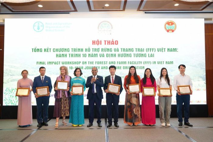 Ông Vinod Ahuja, Trưởng đại diện FAO tại Việt Nam tri ân các cá nhân đóng góp vào thành công của Chương trình FFF tại Việt Nam. Ảnh: Quang Lịch