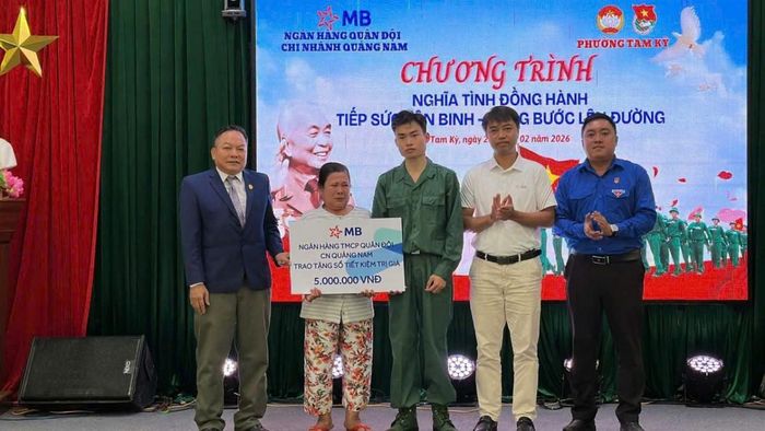 Ủy ban MTTQ Việt Nam phường Tam Kỳ trao kinh phí hỗ trợ gia đình tân binh trong chương trình “Tiếp sức tân binh – Vững bước lên đường”.