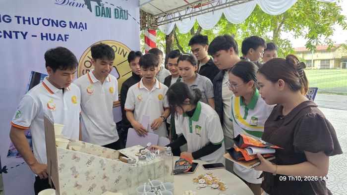 Triển lãm, trải nghiệm với 15 gian hàng doanh nghiệp