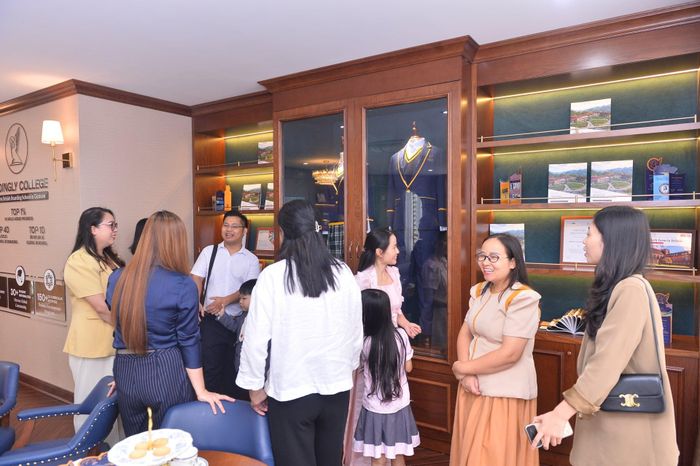 Phụ huynh và học sinh tham gia trường