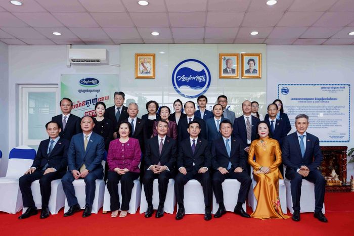 Thủ tướng Chính phủ và đoàn công tác cấp cao chụp ảnh lưu niệm cùng Tổng Giám đốc Vinamilk Mai Kiều Liên và Nhà máy Angkormilk. Ảnh: Vi Nam