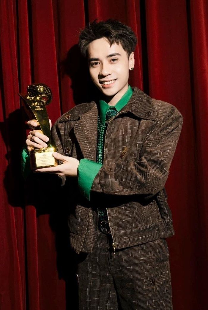 Quang Hùng MasterD là nam ca sĩ Việt nhiều lần được vinh danh tại Asia Top Awards.