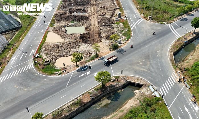 Sau mốc thông xe kỹ thuật 15km ngày 10/10, Hà Nội đặt mục tiêu thông xe kỹ thuật thêm 22km đường song hành trong tháng 11/2026. Trong đó, đoạn từ nút giao cao tốc Hà Nội - Lào Cai đến cầu Hồng Hà dài khoảng 13km; đoạn từ Đại lộ Thăng Long đến Quốc lộ 6 dài khoảng 9km.