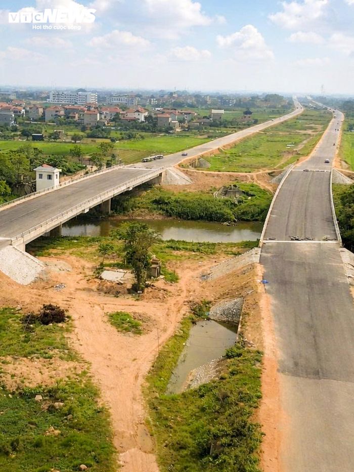 Ở xã Mê Linh, nhiều đoạn cũng đã hoàn thiện mặt đường. Cùng với công việc thảm nhựa, các đơn vị thi công tiếp tục lắp đặt hệ thống chiếu sáng, sơn vạch kẻ đường và hoàn thiện những hạng mục phục vụ tổ chức giao thông trước khi đưa tuyến đường vào khai thác.