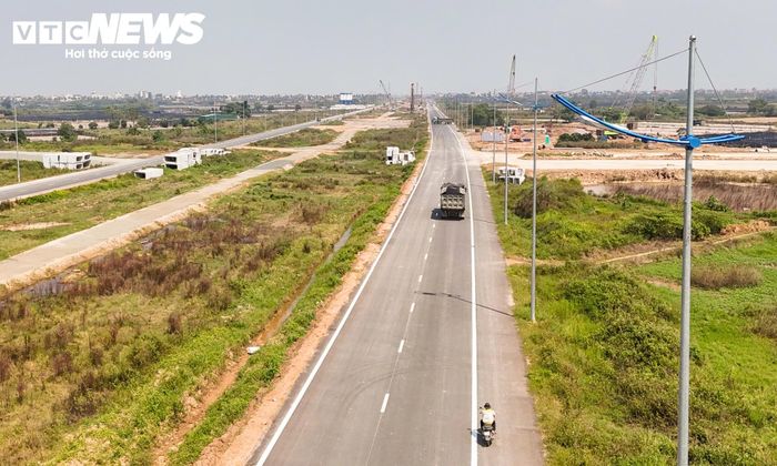 Trong đó, dự án thành phần 2.1 xây dựng đường song hành (đường đô thị) dài 58,2km, khởi công ngày 25/6/2023. Sau hơn 3 năm thi công, nhiều đoạn đường qua Hà Nội đã được thảm nhựa, lắp đặt hệ thống chiếu sáng và hoàn thiện các hạng mục an toàn giao thông, chuẩn bị cho kế hoạch thông xe kỹ thuật từng phân đoạn.