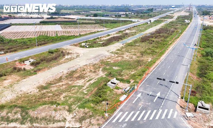 Tính đến đầu tháng 10/2026, các nhà thầu đã thảm bê tông nhựa khoảng 40km trên tổng số 50,85km theo phạm vi thống kê. Giá trị sản lượng đạt 3.850/4.282 tỷ đồng, tương đương khoảng 90% giá trị hợp đồng. Theo kế hoạch, toàn bộ công trình sẽ hoàn thành và bàn giao trong năm 2026.