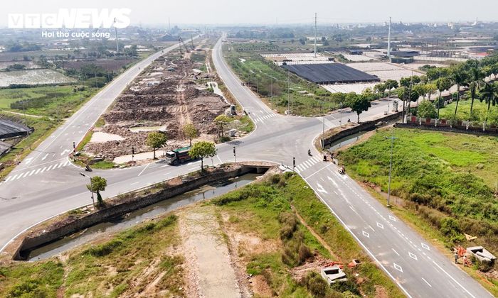 Nhiều đoạn đường song hành qua Hà Nội đã cơ bản hoàn thành việc thảm nhựa, tạo diện mạo rõ nét cho tuyến giao thông mới ở khu vực phía Tây Thủ đô.