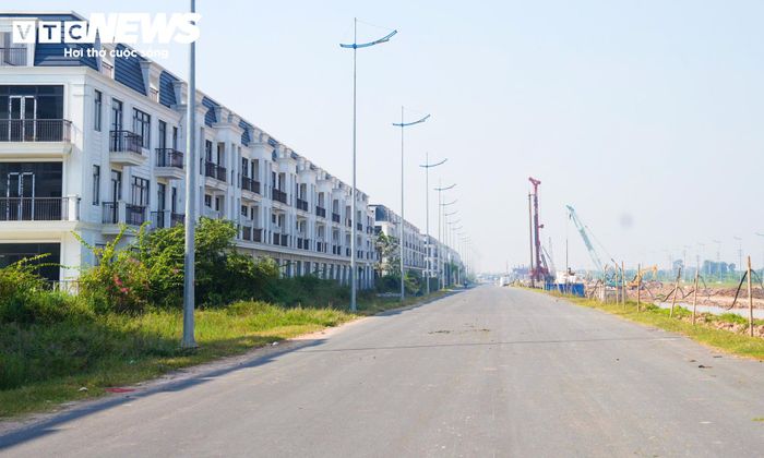 Tại xã Quang Minh, mặt đường song hành cơ bản hoàn thành. Tuyến đường được thiết kế với 3 làn xe mỗi chiều, chạy song song với tuyến Vành đai 4.