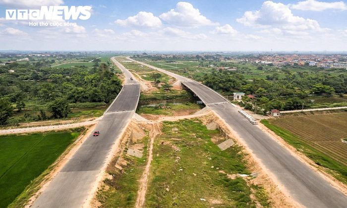 Theo thiết kế, phần lõi Vành đai 4 là tuyến cao tốc 6 làn xe, dành cho các xe chạy với tốc độ khoảng 100km/h. Phần đất hai bên được dành cho định hướng phát triển đường sắt quốc gia trong các giai đoạn tiếp theo. Phía ngoài là đường song hành, đường gom đô thị, dải cây xanh cảnh quan và hành lang an toàn hạ tầng. Toàn tuyến có mặt cắt ngang rộng 90-135m.