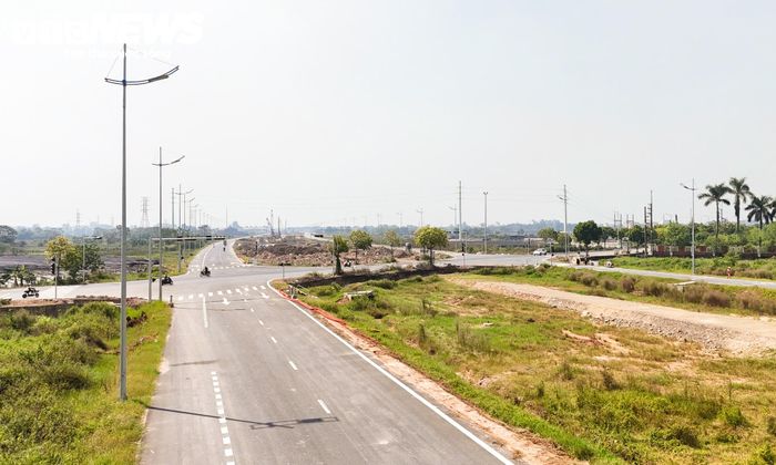 Hôm nay (10/10), Hà Nội thông xe kỹ thuật 15km đường song hành, đoạn từ khu vực cầu Hồng Hà tại Km14+850, đê Hữu Hồng, đến nút giao Đại lộ Thăng Long tại Km29+200.