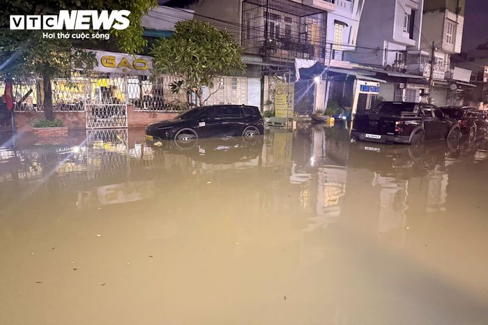 Theo ghi nhận của PV Báo Điện tử VTC News tại khu dân cư Tân Vũ Minh và những tuyến đường lân cận, khoảng 4h15, nước bắt đầu dâng lên mặt đường. Chỉ 15 phút sau nước đã tràn ngang đường và tiếp tục lên nhanh.