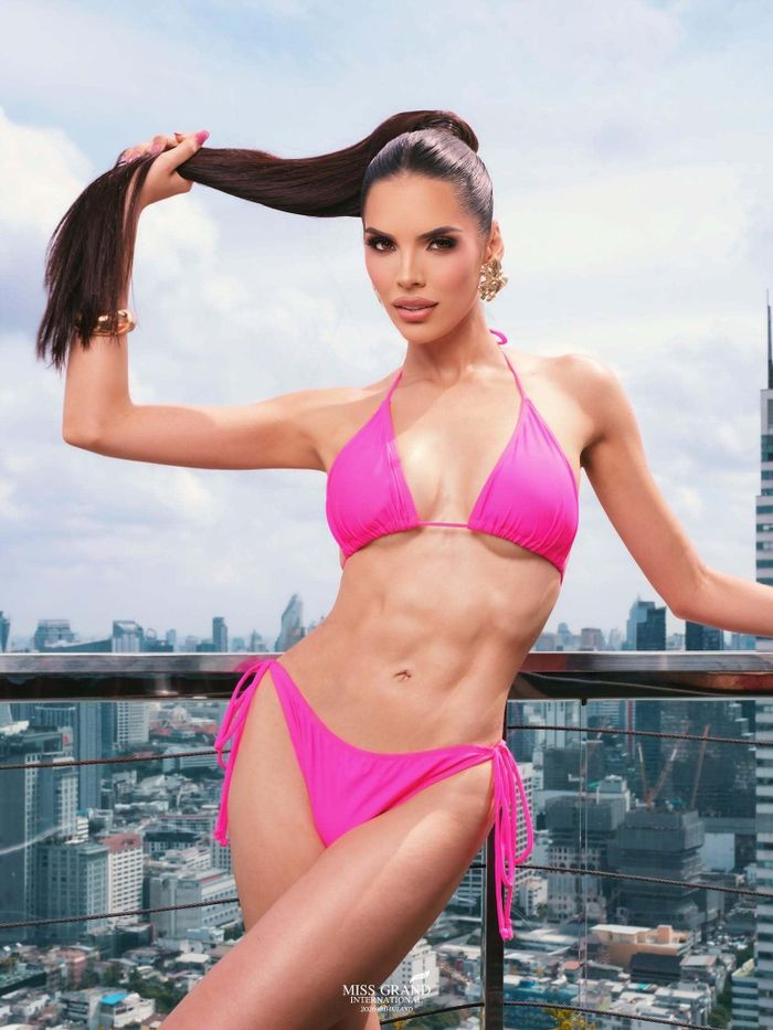 Alyanni T. Gomez là đại diện của Cuba tại cuộc thi Miss Grand International 2026. Người đẹp 25 tuổi hiện sinh sống và học tập tại Mỹ. Tại đêm bán kết, mỹ nhân có màn trình diễn đầm đen uyển chuyển, được các chuyên trang sắc đẹp đánh giá cao.