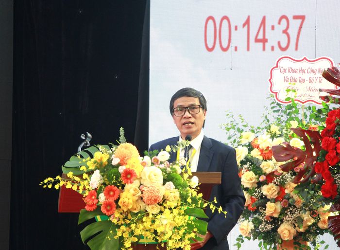 GS.TS Đồng Văn Hệ - Phó Giám đốc Bệnh viện Việt Đức - trình bày tại hội nghị.