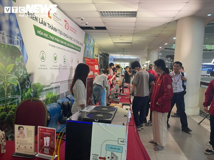 Triển lãm thu hút sự quan tâm của đông đảo các chuyên gia, khách mời, các nhà khoa học và sinh viên. (Ảnh: Đỗ Huệ)