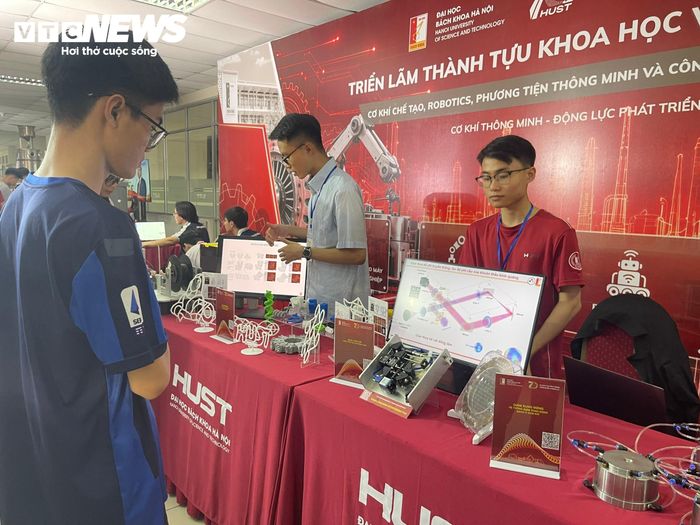 Các nghiên cứu mới được đưa ra thị trường của “người Bách Khoa” cũng được đem đến triển lãm. (Ảnh: Đỗ Huệ)