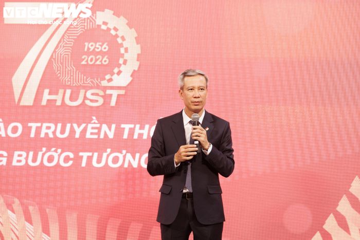 GS.TS. NGƯT Lê Anh Tuấn - Giám đốc Đại học Bách khoa Hà Nội - phát biểu khai mạc triển lãm. (Ảnh: Trà My)