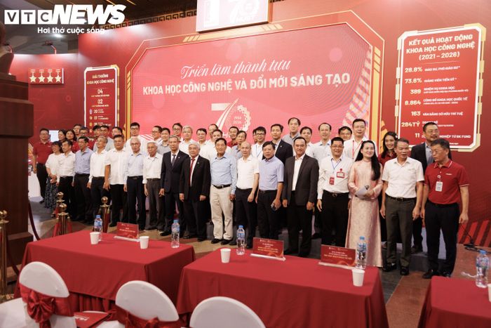 Lãnh đạo Đại học Bách Khoa Hà Nội cùng các đại biểu, khách mời chụp ảnh lưu niệm sau lễ khai mạc triển lãm. (Ảnh: Trà My)