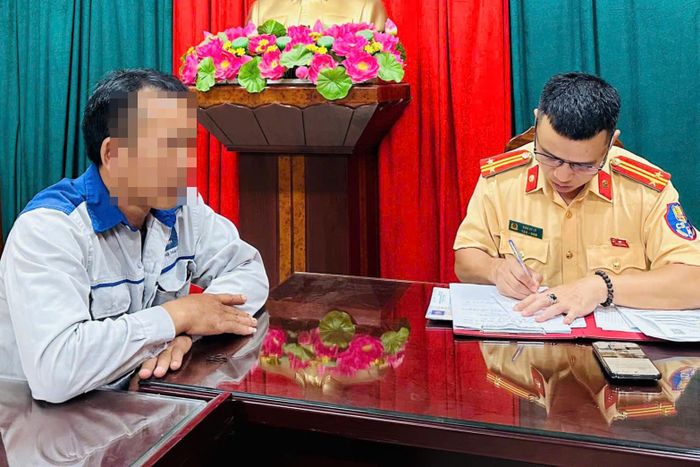  CSGT làm việc, lập biên bản vi phạm hành chính đối với tài xế xe trộn bê tông. (Ảnh: Công an Hà Nội)
