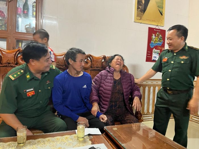Người thân bật khóc trong hạnh phúc khi anh Nguyễn Mạnh Cường sống sót trở về sau sự cố. (Ảnh: BĐBP)