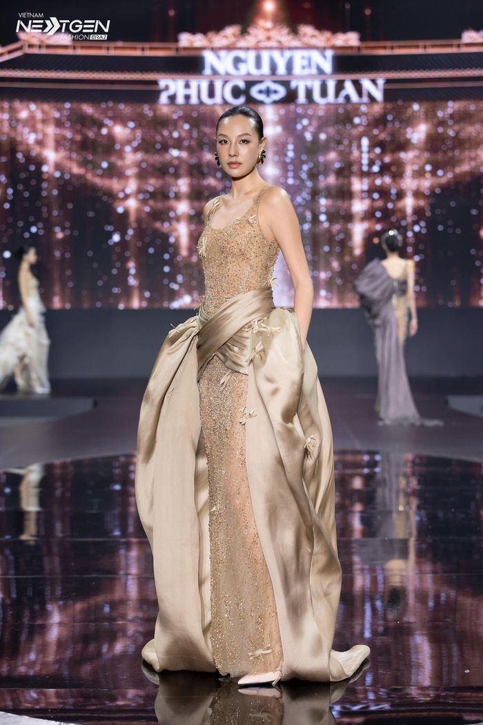Show thời trang còn đem đến những thiết kế trong bộ sưu tập “Numéro 6: Vũ khúc cố đô” của NTK Nguyễn Phúc Tuấn.