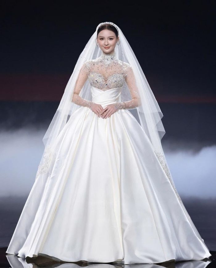 Bộ sưu tập của NTK Phương Linh khai thác vẻ đẹp cổ điển, chú trọng phom dáng, chất liệu và kỹ thuật chế tác. Các thiết kế sử dụng ren Pháp, lụa Mikado Nhật Bản cùng nhiều chi tiết đính kết thủ công.