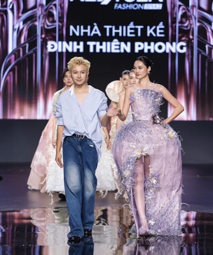 Ngoài ra, Vietnam NextGen Fashion Era 2 cũng dành sân khấu cho 25 nhà thiết kế trẻ và 10 thủ khoa ngành Thiết kế Thời trang. NTK Đinh Thiên Phong giành giải cao nhất “The Next Icon” (Biểu tượng thời trang kế tiếp).