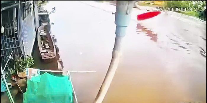 Hình ảnh chiếc vỏ lãi gãy đôi trên sông được camera của người dân ghi lại.