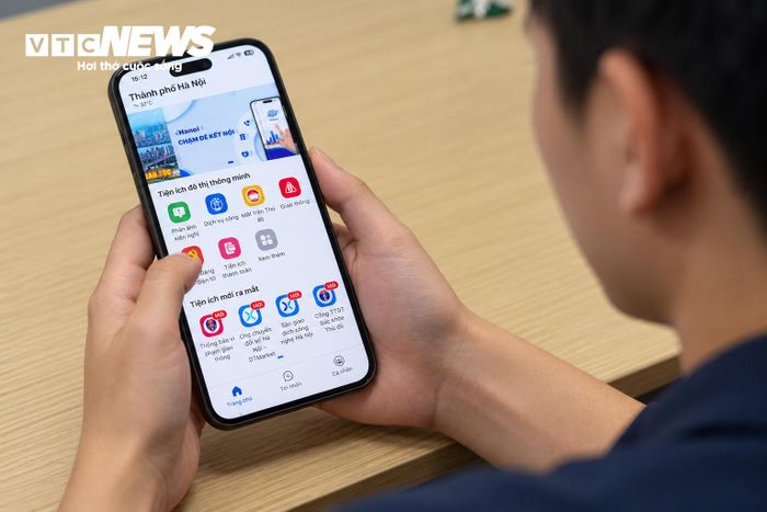 Người dân trải nghiệm ứng dụng iHanoi trên điện thoại.