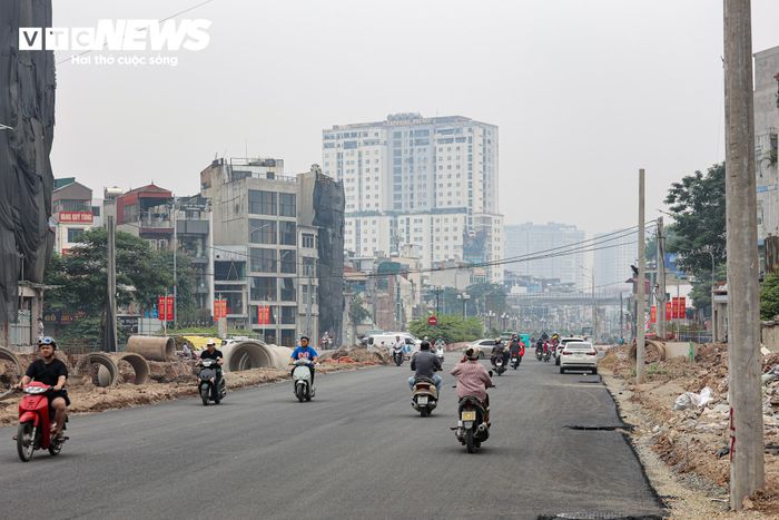 Một phần tuyến đã được thảm nhựa, tạo điều kiện thuận lợi cho các xe lưu thông qua khu vực.