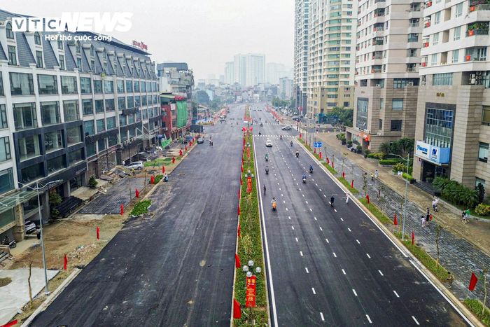 Tại đoạn Cầu Giấy - Dương Đình Nghệ, không khí trong ngày 10/10 trở nên sôi động. 