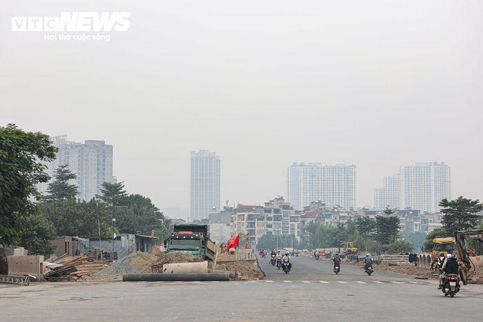 Theo ghi nhận của PV Báo Điện tử VTC News tại khu vực Đầm Hồng - Thượng Đình, mặt đường Vành đai 2,5 đang dần hoàn thiện. 