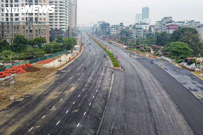 Tuyến đường có mặt cắt rộng, dải phân cách giữa được bố trí cây xanh, hoa cảnh, cùng hệ thống chiếu sáng được lắp đặt đồng bộ.