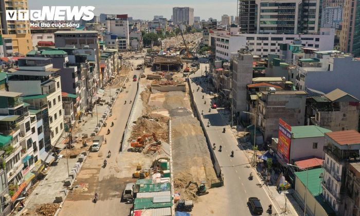 Sau nhiều tháng thi công, hệ thống mố, trụ và các cấu kiện của cầu vượt tại nút giao này đã dần được hoàn thiện. Các đơn vị chia thành nhiều mũi, thực hiện đồng thời việc lắp dựng kết cấu dầm và thi công những hạng mục phụ trợ.