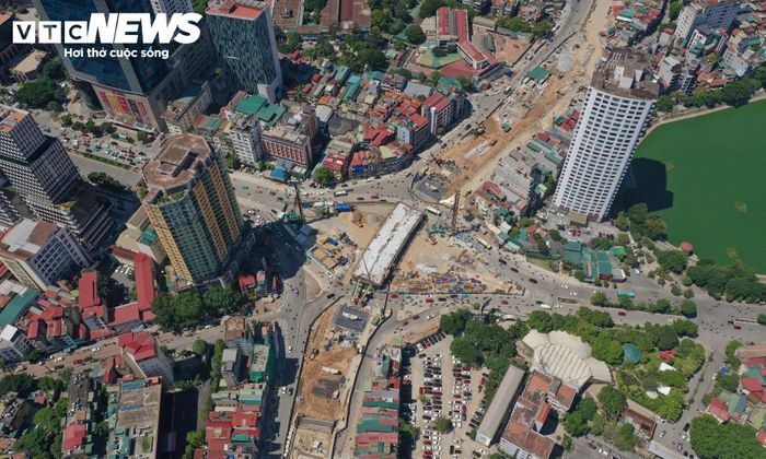 Tại nút giao Nguyễn Chí Thanh, công tác thi công được tổ chức trong điều kiện phức tạp do cùng khu vực đang triển khai ga ngầm S3 thuộc tuyến đường sắt đô thị số 5 Văn Cao - Hòa Lạc. Các mũi thi công phải được bố trí phù hợp với mặt bằng hiện có, trong khi khu vực này có lưu lượng phương tiện lớn.