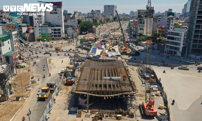 Cách đó không xa, cầu vượt tại nút giao Giảng Võ - Láng Hạ cũng đang được đẩy nhanh tiến độ. Công nhân, máy móc và thiết bị được bố trí trên công trường để thực hiện các hạng mục kết cấu cầu và phần việc liên quan.