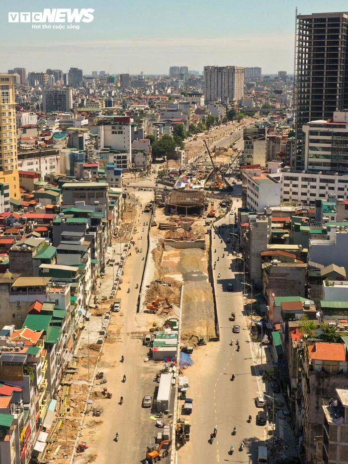 Đến nay, phần đường cơ bản đã hoàn thiện và được thông xe kỹ thuật. Trong khi đó, hai cầu vượt tại nút giao Giảng Võ - Láng Hạ và Nguyễn Chí Thanh tiếp tục được thi công, với mục tiêu hoàn thành trước ngày 31/12/2026.