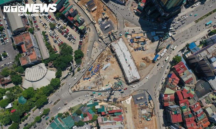 Đến đầu tháng 10, gói thầu cầu vượt Nguyễn Chí Thanh đạt hơn 40% khối lượng. Toàn bộ phần cọc khoan nhồi tại các mố và trụ cầu đã được hoàn thành. Nhà thầu đang chuyển sang thi công các nhịp dầm.