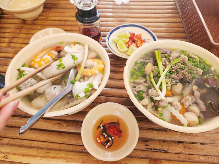 Bánh canh dừa sáp hải sản và bánh canh dừa sáp vịt xiêm thường. (Ảnh: Duy Khang).
